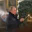 Путин зажигает свечу в Спасо-Преображенском соборе