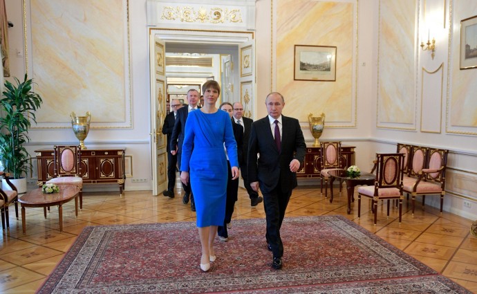 Владимир Путин и Керсти Кальюлайд выходят из зала переговоров