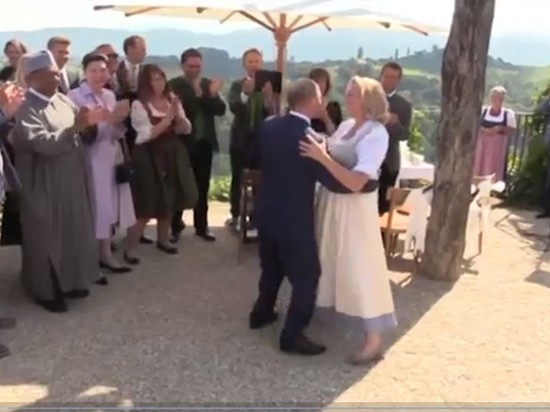 Видео: Путин танцует на свадьбе главы МИД Австрии