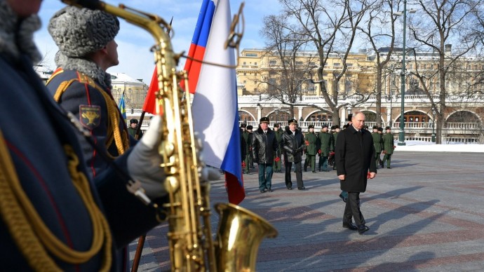 Видео: Путин возложил венок к Могиле Неизвестного Солдата 23 февраля 2021 года