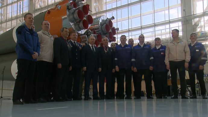 Видео беседы Президента с работниками космодрома Восточный 12 апреля 2022 года