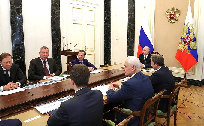 Президент встретился с представителями кабинета министров и производителями микроэлектроники