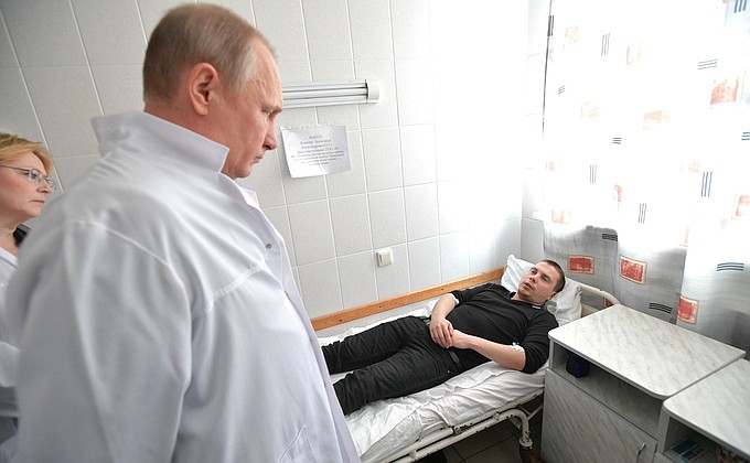 Президент приехал в больницу к пострадавшим при пожаре в Кемерове