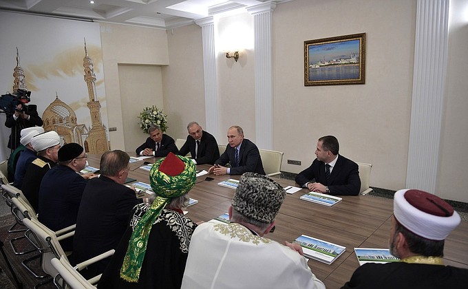 Владимир Путин встретился с муфтиями централизованных религиозных организаций мусульман России и рук