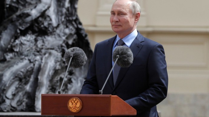 Видео открытия Путиным памятника Александру III в Гатчинском дворце 5 июня 2021 года