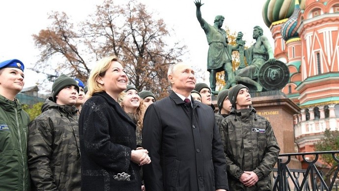 Видео возложения Путиным цветов к памятнику Кузьме Минину и Дмитрию Пожарскому 4 ноября 2020 года