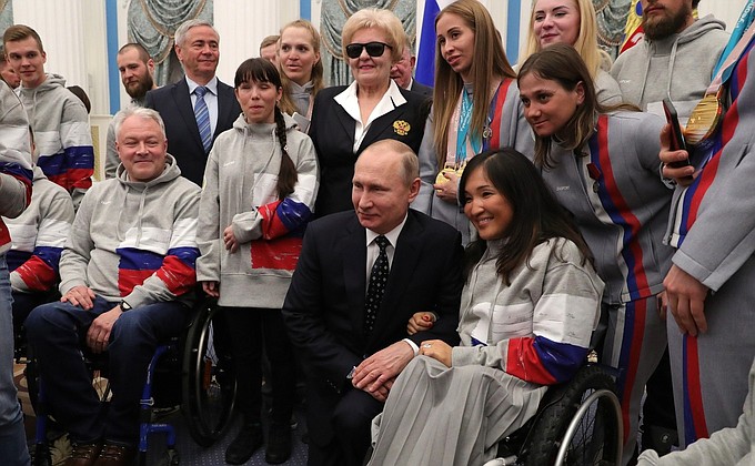 Путин вручил награды победителям XII Паралимпийских зимних игр