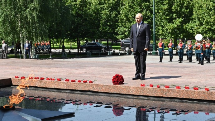 Видео возложения Путиным цветов к Могиле Неизвестного Солдата 22 июня 2021 года