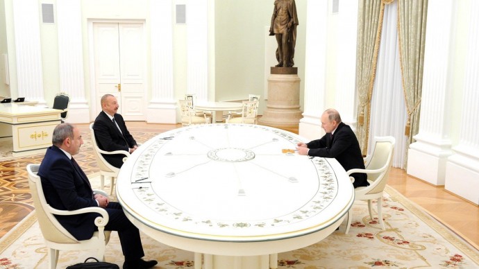 Видео со встречи Путина с Ильхамом Алиевым и Николом Пашиняном 11 января 2021 года