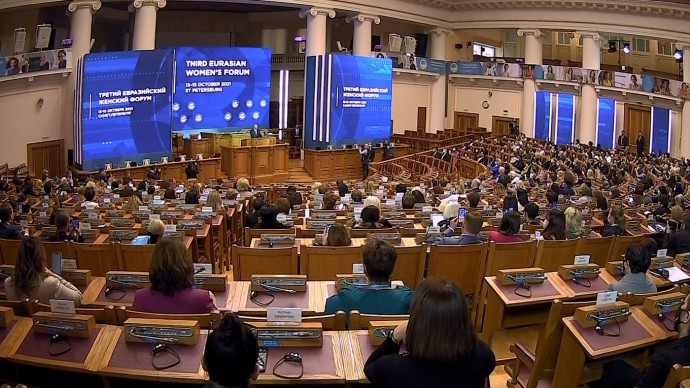 Видео: Путин на третьем Евразийском женском форуме