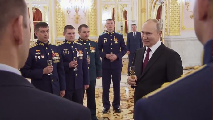 Видеоверсия беседы Президента с награждёнными медалями «Золотая Звезда» Героями России 8 декабря 2022 года